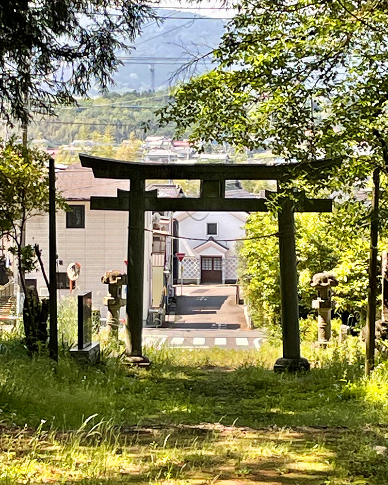 鳥居の向こうの松井田宿の写真