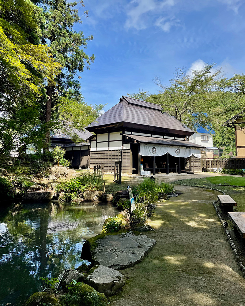 「道の歴史館」では関川の関所を再現の写真