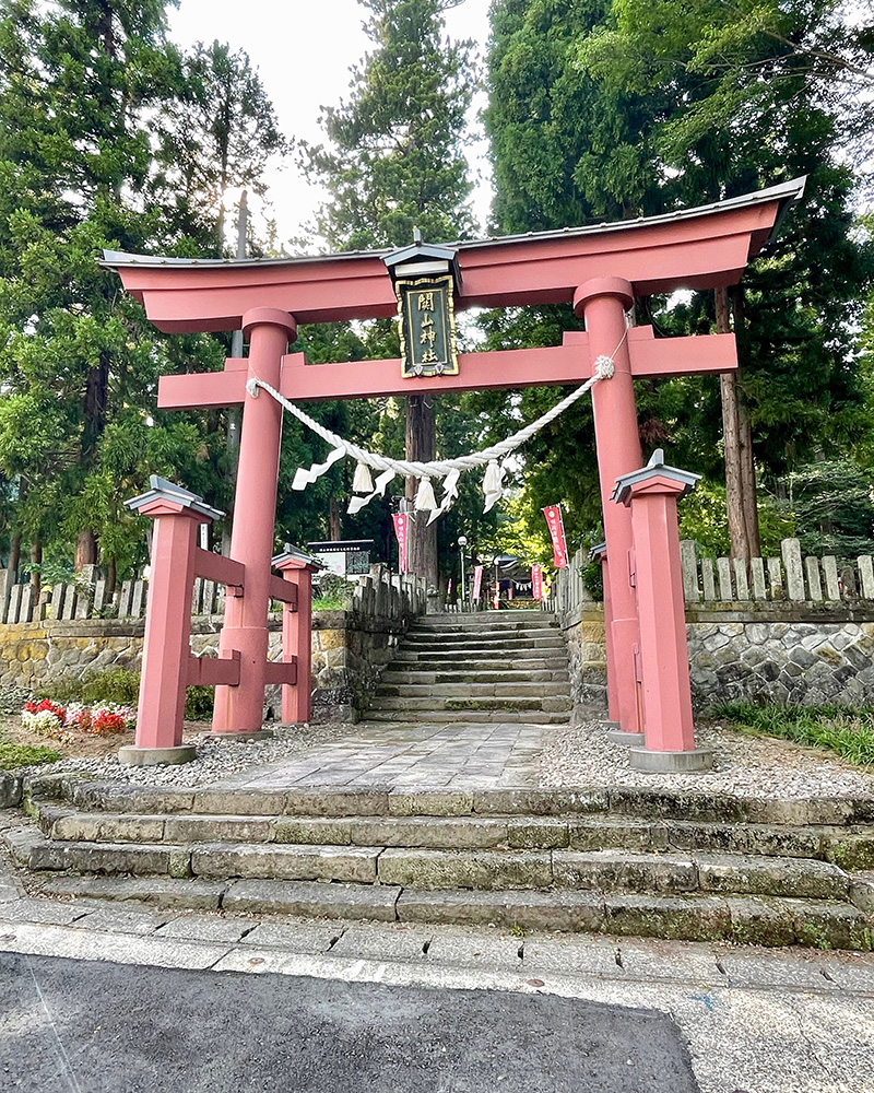 関山神社に参拝する写真