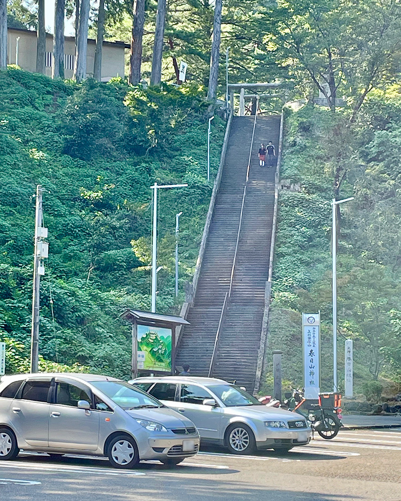 春日山城へ登る最初の階段の写真