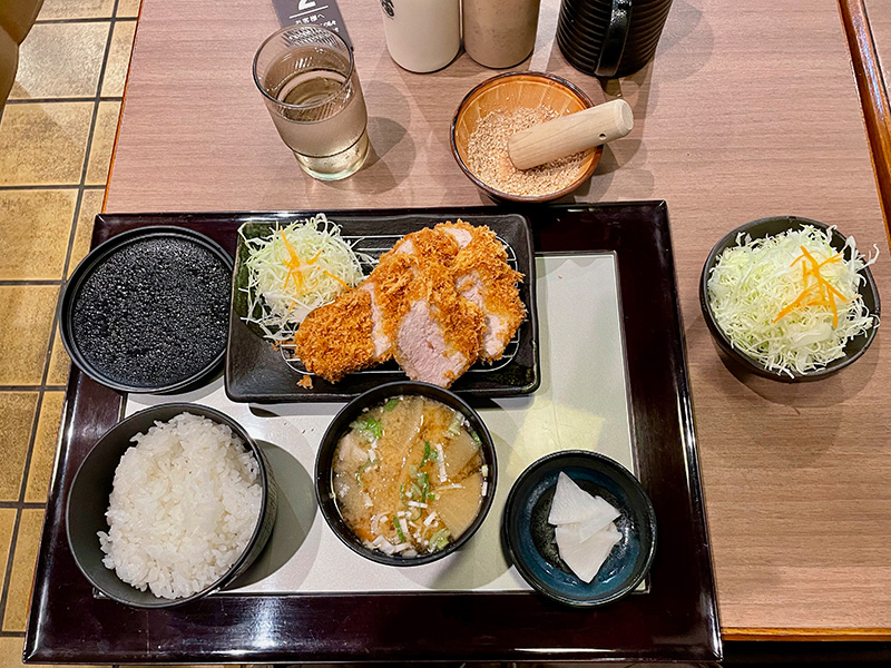 「とんかつはなぶさ」さんで遅い昼食の写真