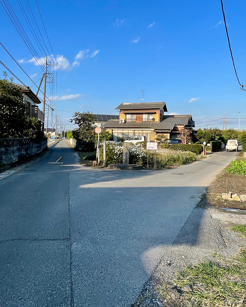 左、日光街道、右、筑波道の写真