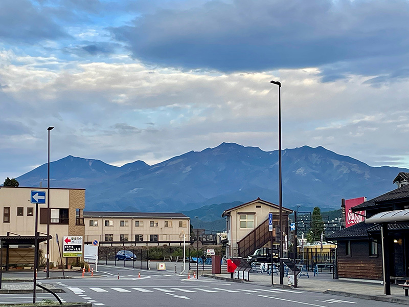 下今市駅から日光連山を望む写真