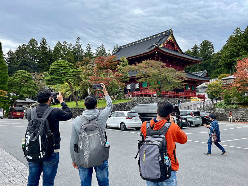 日光山輪王寺を撮影中の外国人観光客の写真