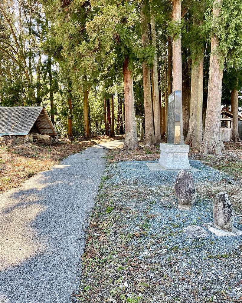 山津見神社の境内を通る道の写真