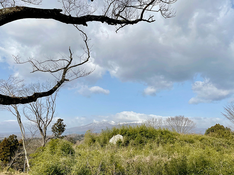 安達太良山が顔を出した写真