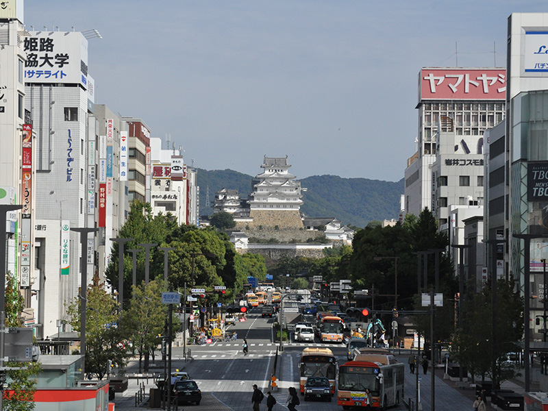 JR姫路駅から真正面に見える姫路城の写真
